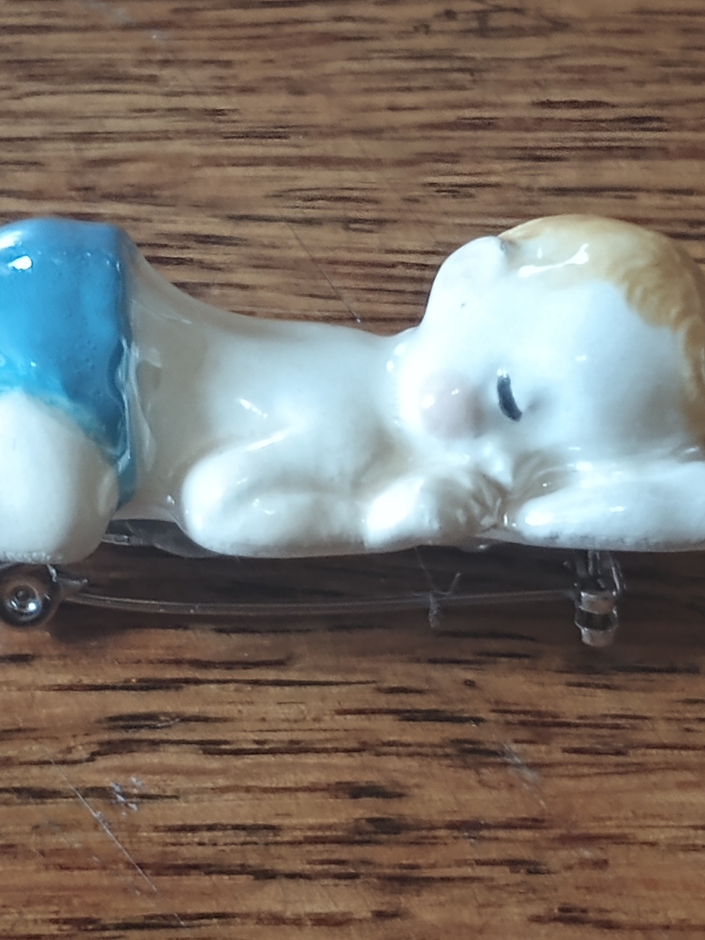 Retired Hagen Renaker Sleeping Baby in Blue Diaper ( Broche )
